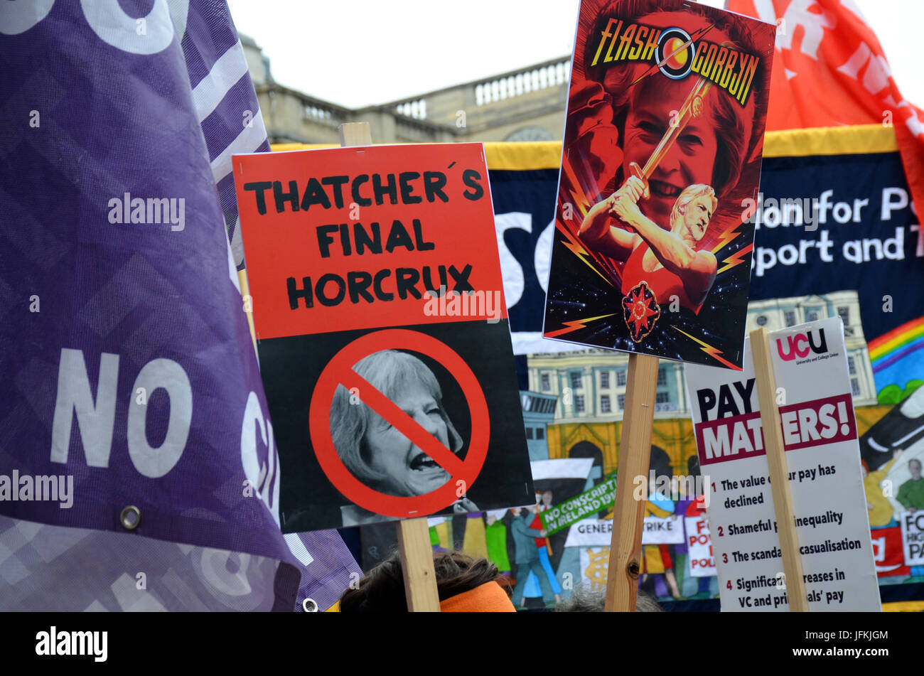 Londra, UK, 01 luglio 2017, non un giorno in più la protesta. Anti-austerità marzo attraverso Londra centrale passa a Trafalgar Square. Credito: JOHNNY ARMSTEAD/Alamy Live News Foto Stock