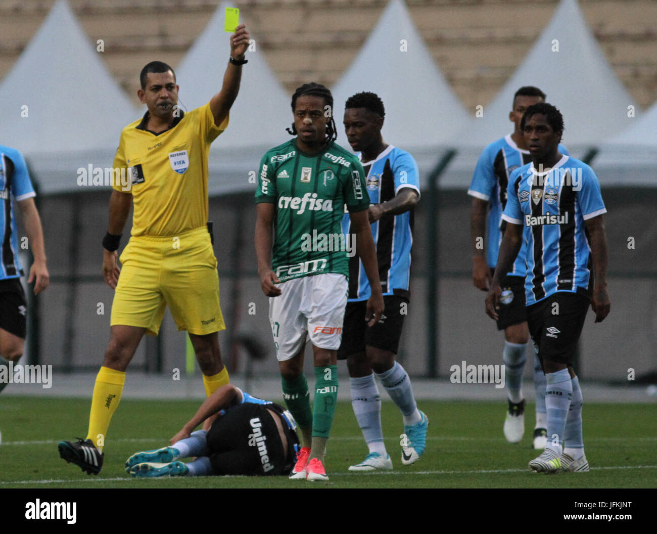 SÃO PAULO, SP - 01.07.2017: PALMEIRAS X GRÊMIO - arbitro Wagner do Nascimento Magalhães mostra scheda gialla per il Keno durante il match tra Palmeiras e Grêmio tenutosi presso la Paulo Machado de Carvalho Stadium, il Pacaembu, situato nella città di São Paulo. Il match è valido per l'undicesimo round del Brasileirão 2017. (Foto: Ricardo Moreira/Fotoarena) Foto Stock