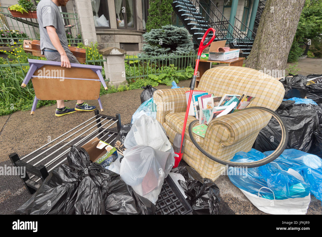 Montreal, Canada. 01 Luglio, 2017. Giorno del trasloco in Montreal. In Quebec, 1 luglio (Canada giorno) è conosciuto anche come giorno del trasloco. Credito: Marc Bruxelle/Alamy Live News Foto Stock