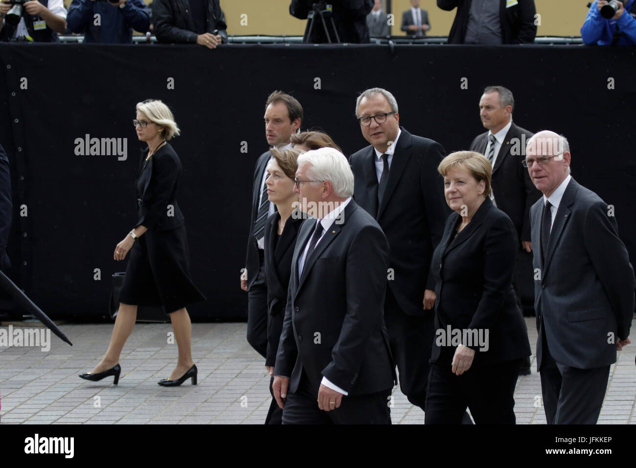 Speyer, Germania. Il 1 luglio 2017. Frank-Walter Steinmeier (seconda a sinistra), il Presidente della Repubblica federale di Germania, sua moglie Elke Budenbender (sinistra), Andreas Vosskuhle (al centro), il presidente della Corte costituzionale federale della Germania, Angela Merkel (seconda a destra), il cancelliere della Germania e Norbert Lammert (a destra), il Presidente del Bundestag tedesco, è possibile raggiungere a piedi la Cattedrale di Speyer. Una messa funebre per l'ex cancelliere tedesco Helmut Kohl si è tenuta nella Cattedrale di Speyer. era frequentato da oltre 100 invitati e diverse migliaia di persone hanno seguito la Messa fuori della cattedrale. Foto Stock