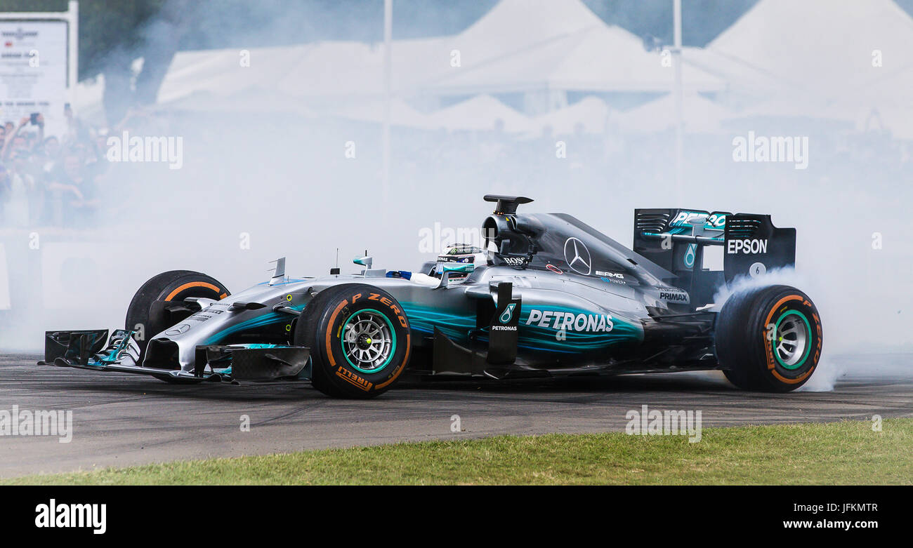 Goodwood, UK. 1 Luglio, 2017. Mercedes F1 Star Valtteri Bottas brividi la grande folla come egli esegue le ciambelle al 2017 Goodwood Festival della velocità. Dimostrando la sua abilità di manipolazione del 2014 vincitrice del campionato la Mercedes-AMG Petronas Credito: David Betteridge/Alamy Live News Foto Stock