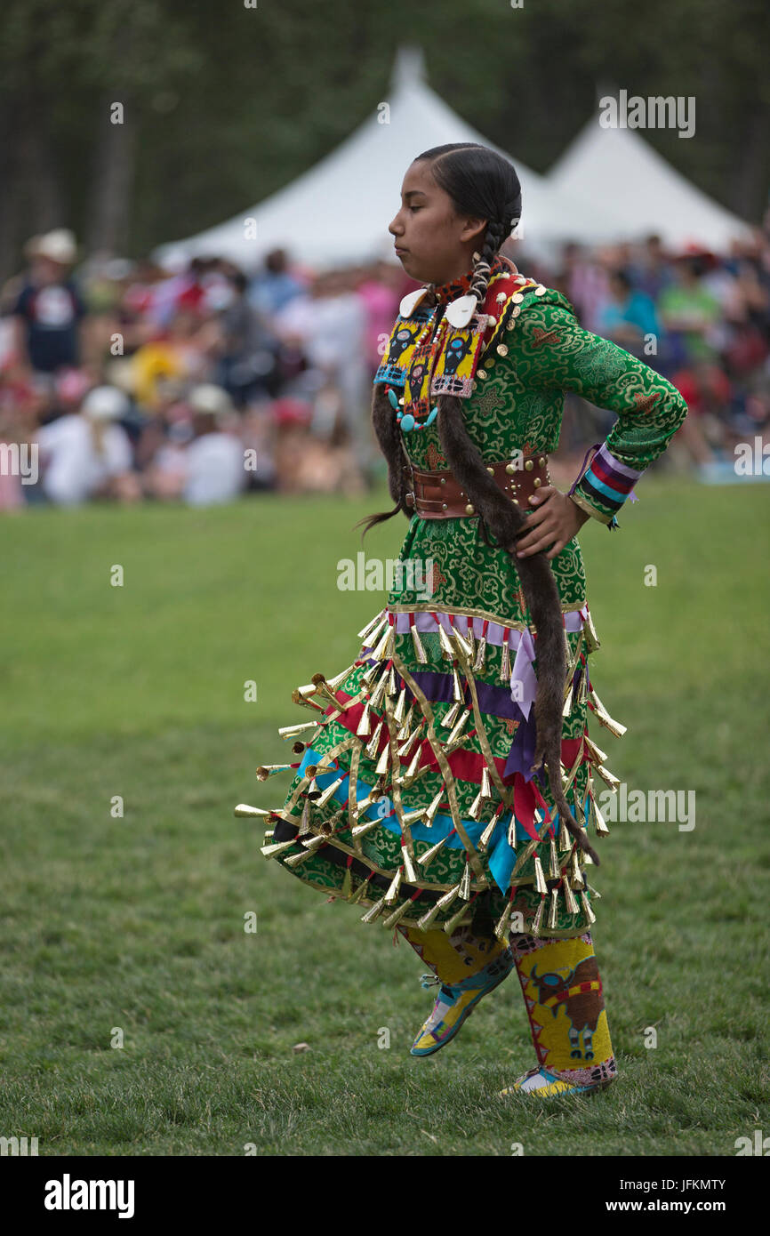 Calgary, Canada. Il 1 luglio 2017. Powwow ballerina in Canada giorno al principe Island Park nel centro di Calgary. La celebrazione commemora il Canada il centocinquantesimo anniversario della Confederazione. Rosanne Tackaberry/Alamy Live News Foto Stock
