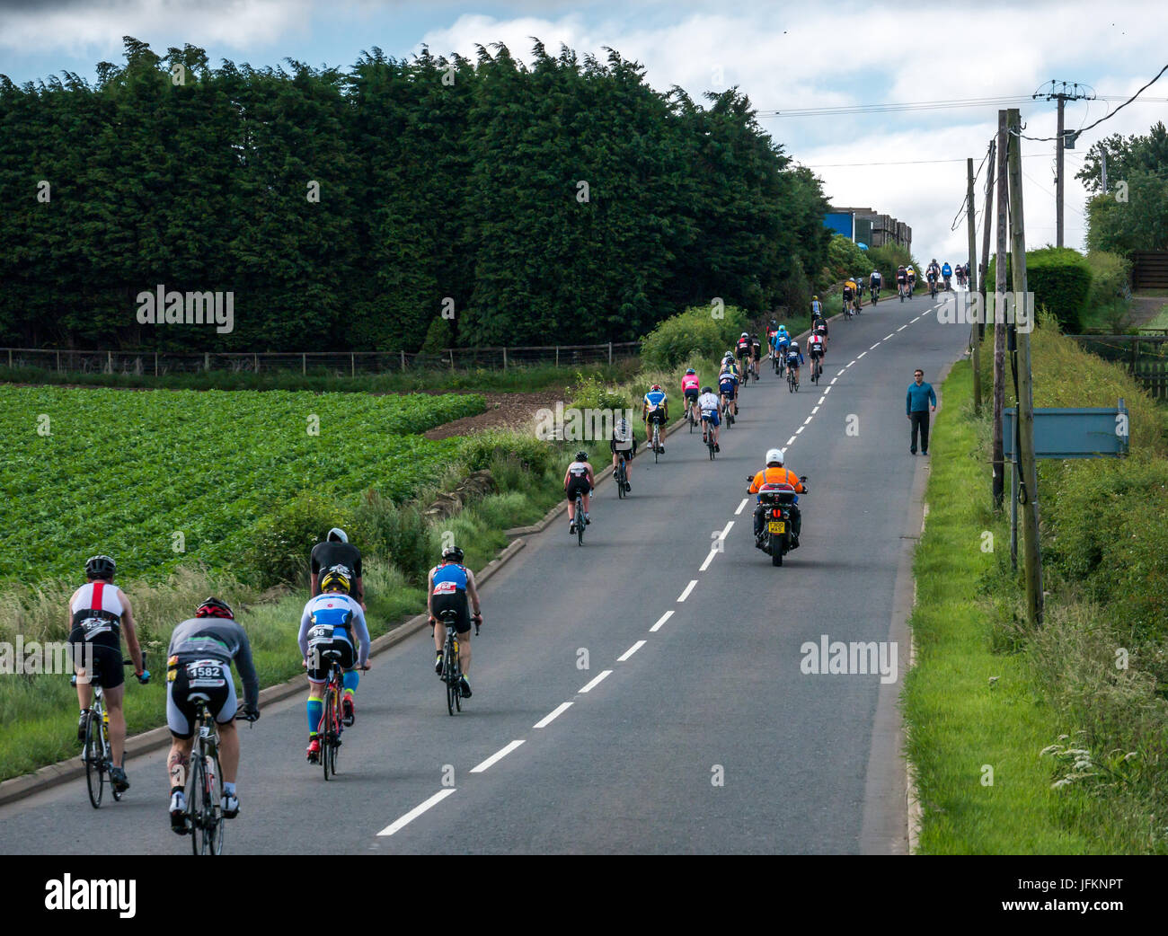 Byres Hill, East Lothian, Scozia, Regno Unito, 2 luglio 2017. Manifestazione ciclistica in Edinburgh Ironman 70,3 a Byres Hill, East Lothian, Scozia, Regno Unito. I ciclisti escursioni in bicicletta in salita dopo aver completato la parte di nuoto di Triathlon Foto Stock