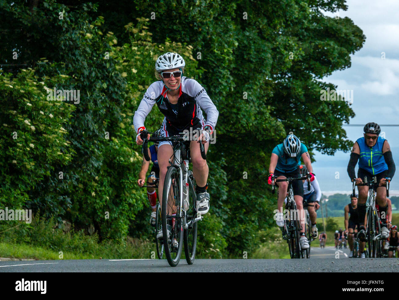 Byres Hill, East Lothian, Scozia, Regno Unito, 2 luglio 2017. Manifestazione ciclistica in Edinburgh Ironman 70,3 a Byres Hill, East Lothian, Scozia, Regno Unito. I ciclisti escursioni in bicicletta in salita dopo aver completato la parte di nuoto di Triathlon Foto Stock