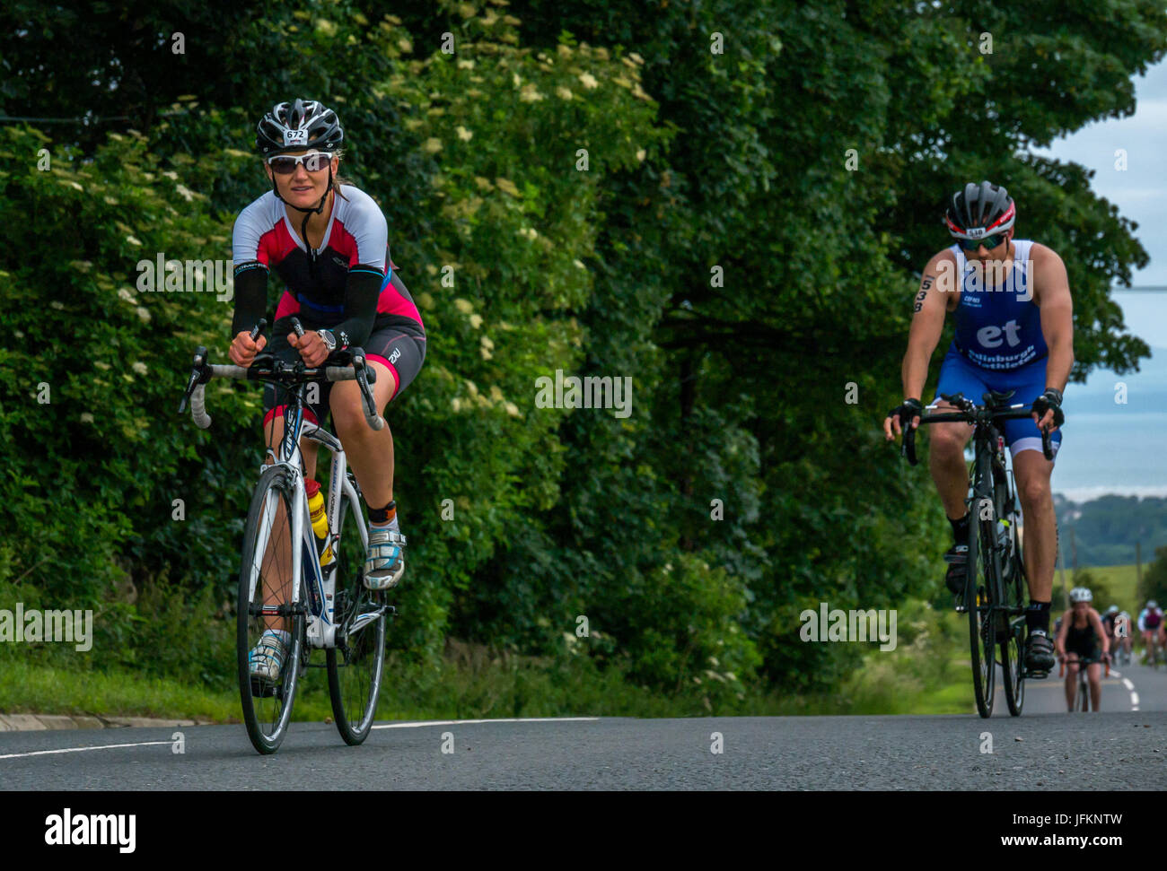 Byres Hill, East Lothian, Scozia, Regno Unito, 2 luglio 2017. Manifestazione ciclistica in Edinburgh Ironman 70,3 a Byres Hill, East Lothian, Scozia, Regno Unito. I ciclisti escursioni in bicicletta in salita dopo aver completato la parte di nuoto di Triathlon Foto Stock