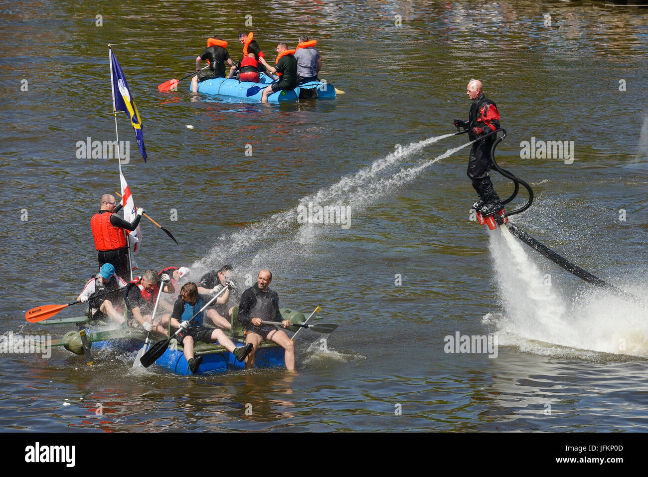 Chester, Regno Unito. Il 2 luglio 2017. I concorrenti sono imbevuti dalla UK fly-board champion Jay San Giovanni in beneficenza della gara zattera sul fiume Dee. Credito: Andrew Paterson/Alamy Live News Foto Stock