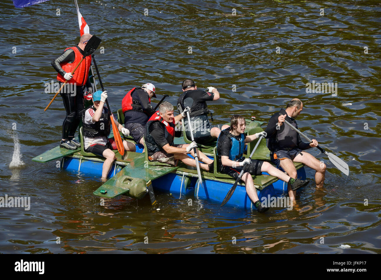 Chester, Regno Unito. Il 2 luglio 2017. I concorrenti che prendono parte alla carità annuale gara zattera sul fiume Dee. Credito: Andrew Paterson/Alamy Live News Foto Stock