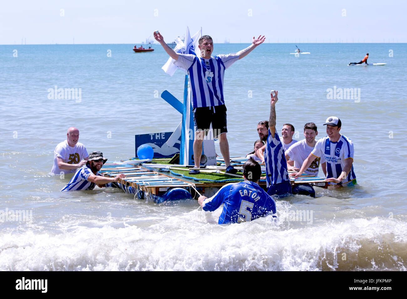 Brighton, Regno Unito. 2 Luglio, 2017. L'evento clou del paddle Round Il molo Festival 2017. La "paletta qualcosa di insolito" è l'occasione perfetta per i concorrenti di esercitare la loro creatività e di entrare nella pala. Città di Brighton & Hove Beach, East Sussex, Regno Unito. Il 2 luglio 2017. Credito: David Smith/Alamy Live News Foto Stock