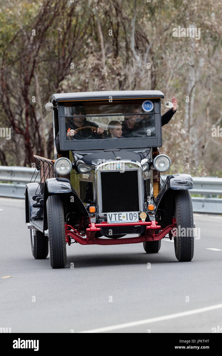 L'annata 1926 International carrello guida su strade di campagna vicino alla città di Birdwood, Sud Australia. Foto Stock