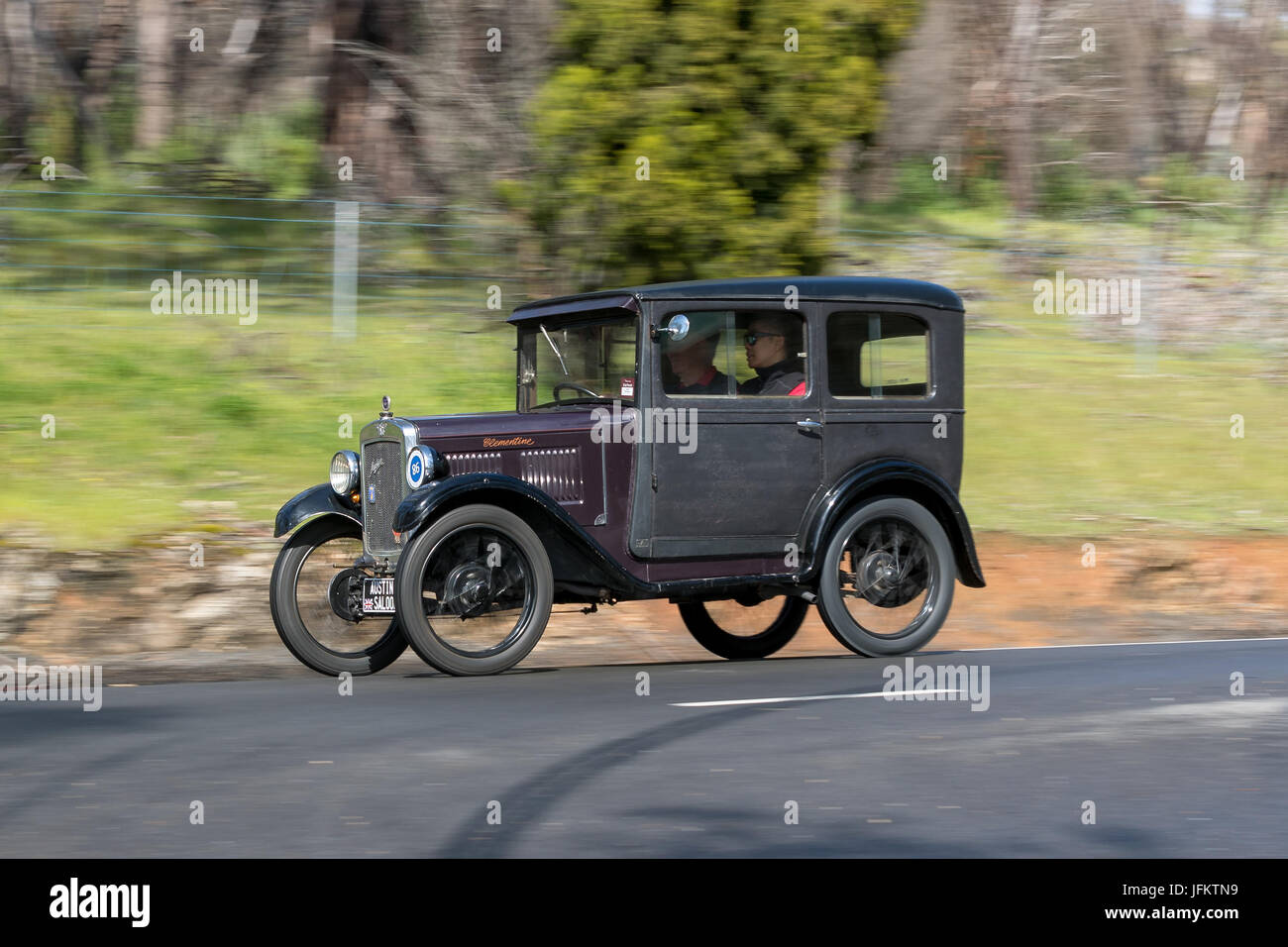 L'annata 1955 Triumph Tiger Cub M/C da solo la guida su strade di campagna vicino alla città di Birdwood, Sud Australia. Foto Stock