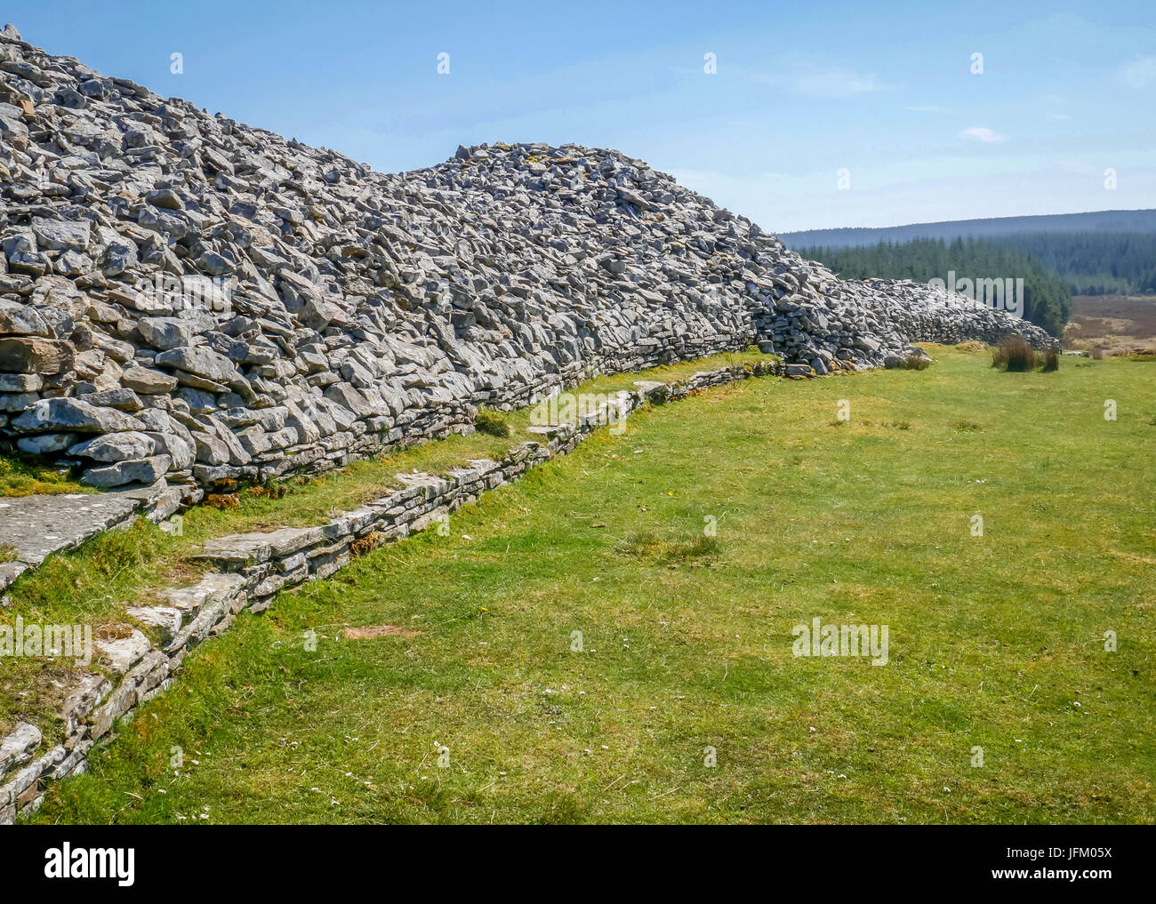 Lunga struttura in pietra bassa di tombe neolitiche, ambiente storico sito scozzese, Cairns Gray di Camster, Lybster, Caithness, Scozia settentrionale, Regno Unito Foto Stock