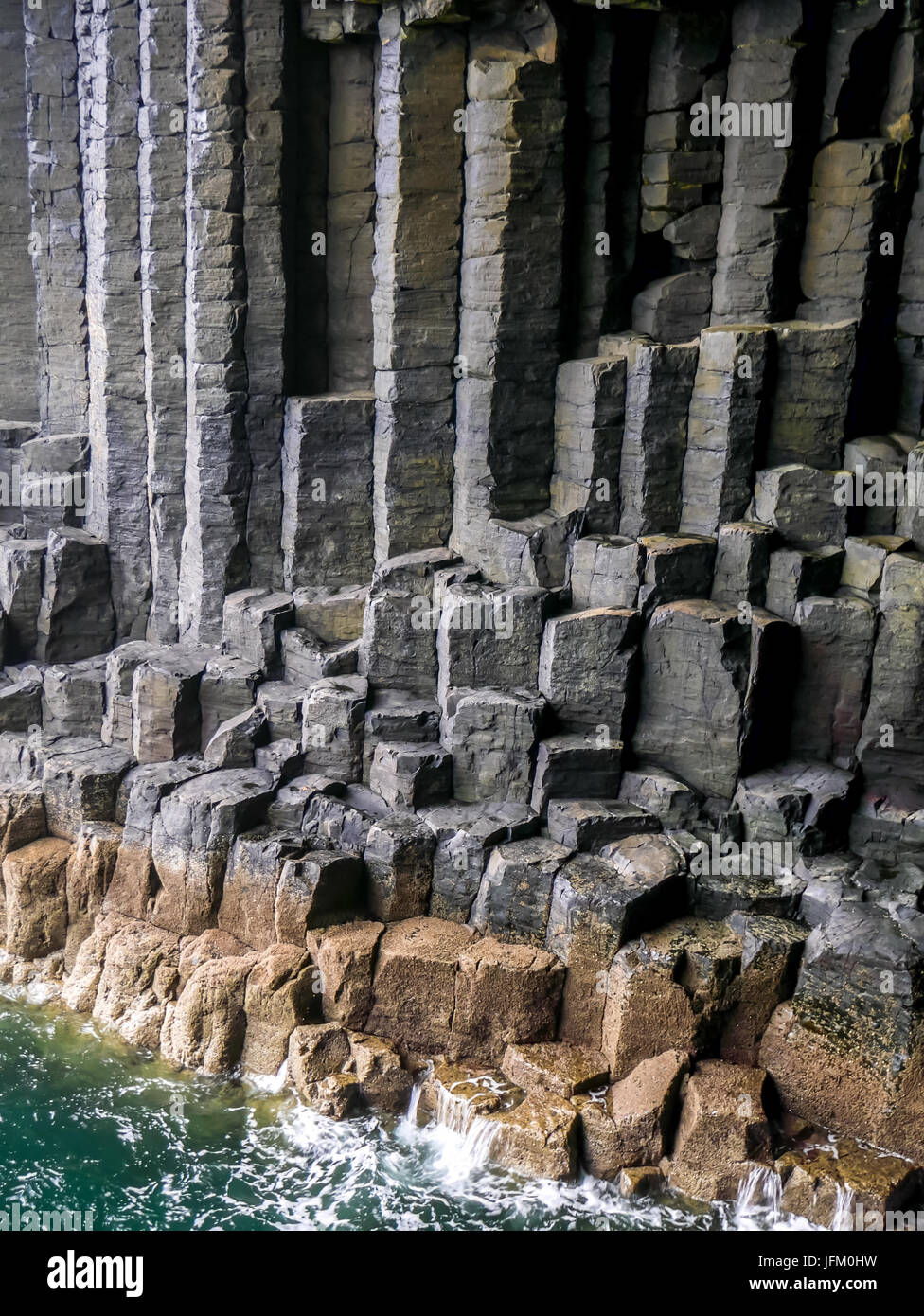 Vulcanica di basalto esagonale formazioni rocciose a Fingal's Cave, staffa, Isle of Mull, Ebridi Interne, Scotland, Regno Unito Foto Stock