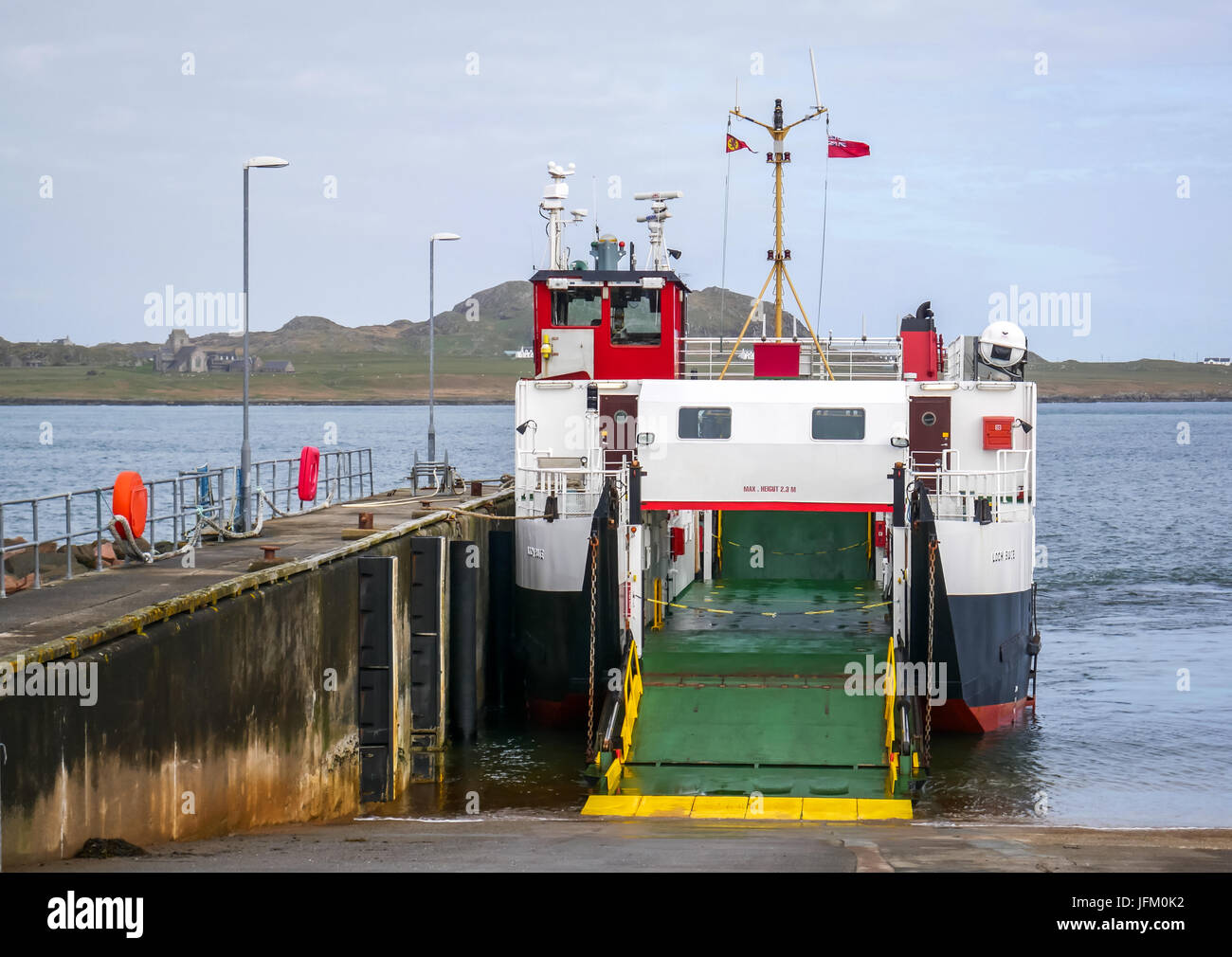 Piccolo traghetto Calmac per l'Isola di Iona attraccato al molo del porto di Fionnphort, Isola di Mull, Scozia, Regno Unito, in una giornata di sole con cielo blu Foto Stock