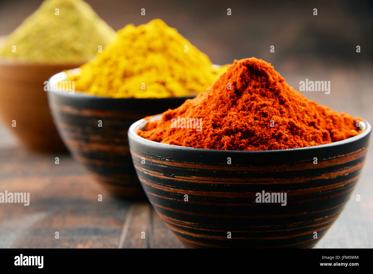Varietà di spezie sul tavolo da cucina Foto stock - Alamy