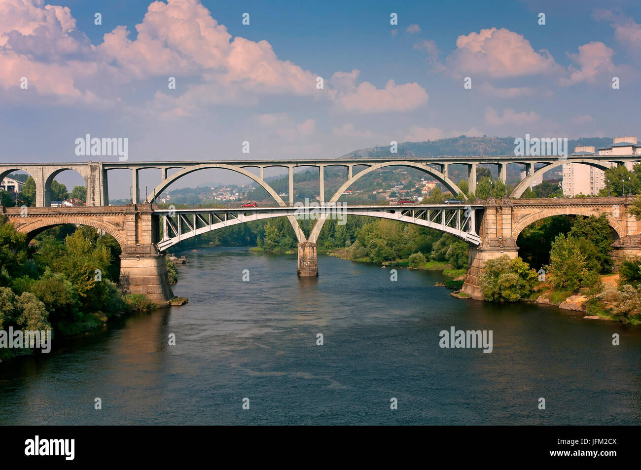 Fiume Mino e due ponti di Orense, regione della Galizia, Spagna, Europa Foto Stock