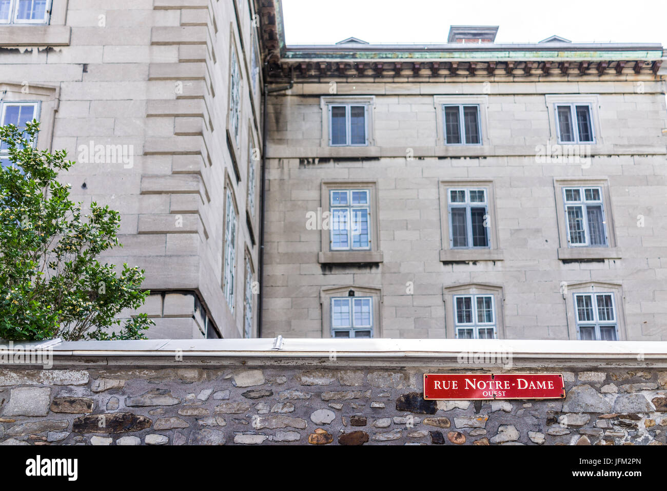 Montreal, Canada - 28 Maggio 2017: la zona della città vecchia con la Basilica di Notre Dame Street durante il giorno sul muro di pietra da giardino esterno nella regione di Québec city Foto Stock