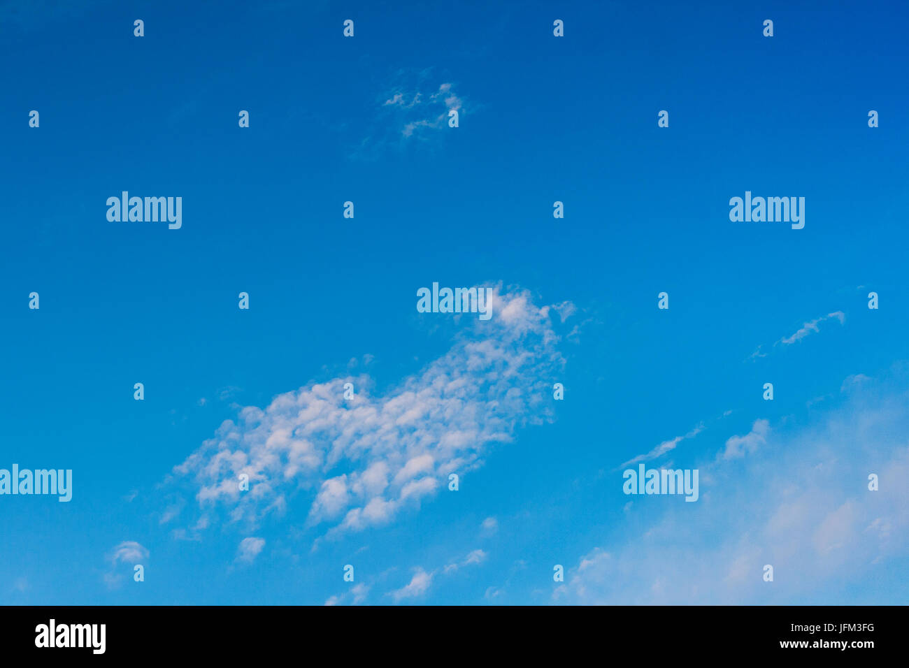 Nubi sul gradiente blu cielo Foto Stock