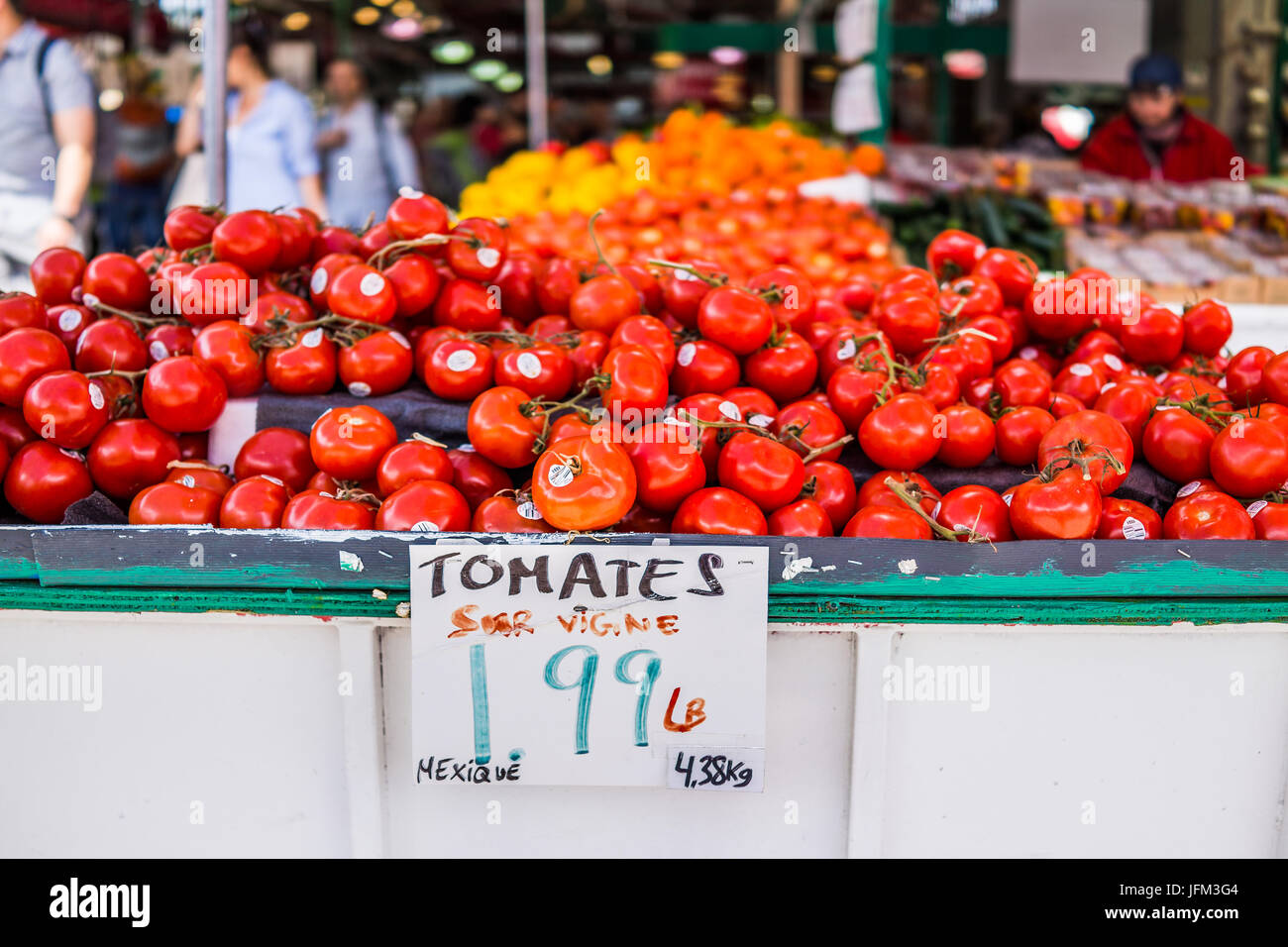 Montreal, Canada - 28 Maggio 2017: pomodoro produrre ortaggio dal Messico stand con segno e prezzo per libbra a Jean-Talon farmers market Foto Stock