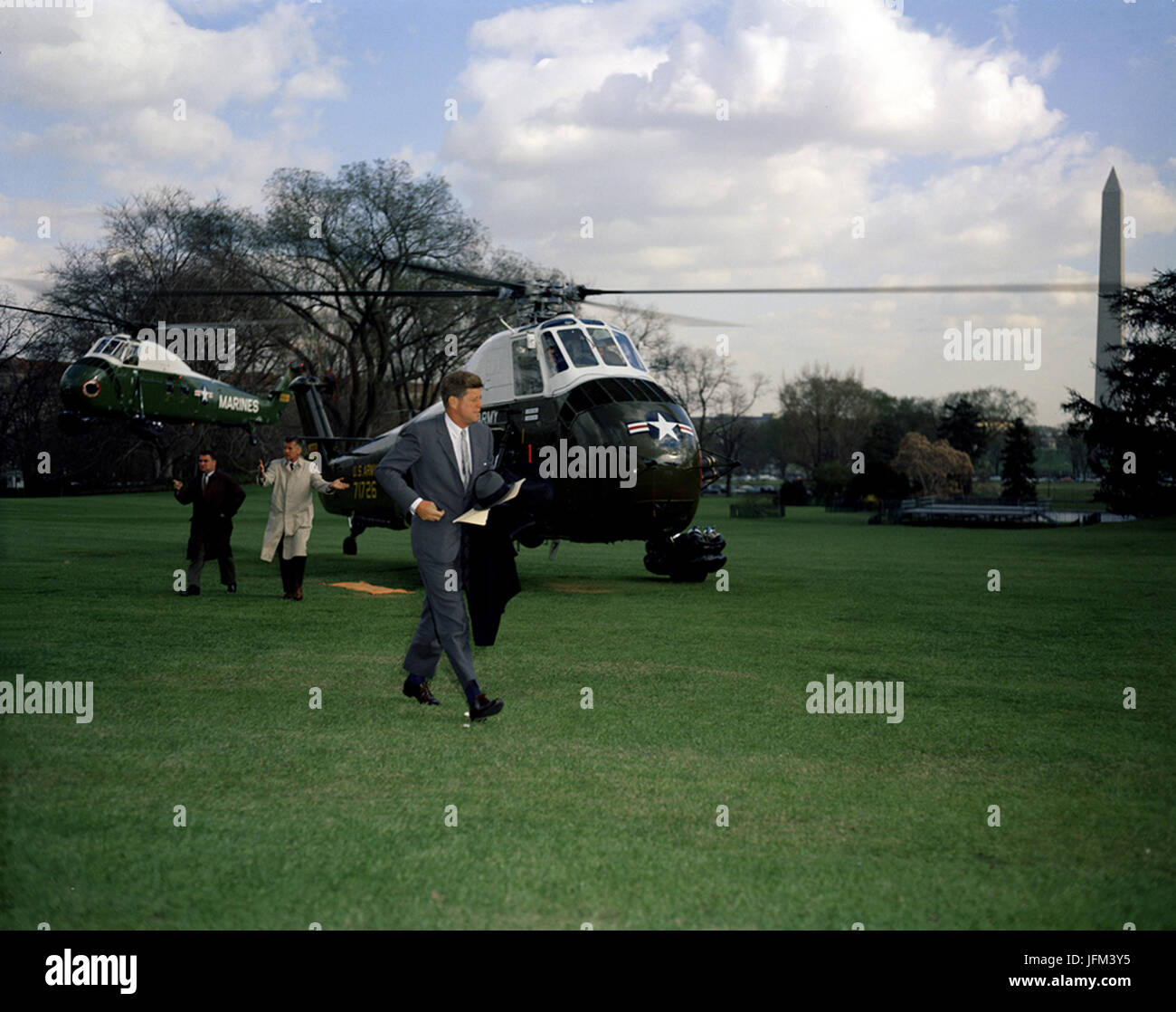 Il presidente John F. Kennedy (centro) ritorna dalla Florida con Kennedy è il Capo della Casa Bianca del servizio segreto dettaglio Jerry Behn e premere il Segretario Pierre Salinger, Washington DC, 4/4/61. Foto di Robert Knudsen. Foto Stock