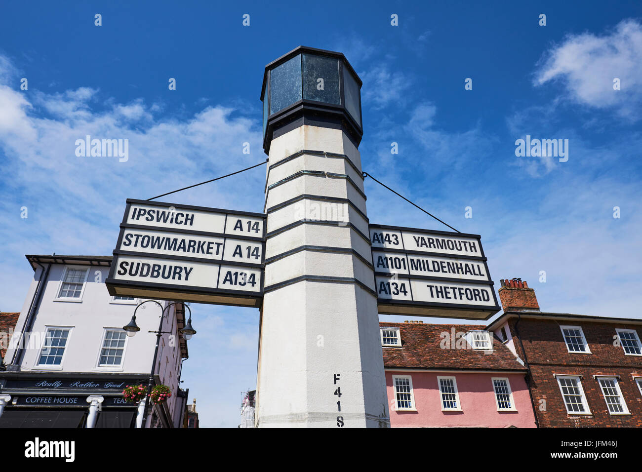Pilastro di sale cartello stradale costruito nel 1935 da Basil Oliver, Angel Hill, Bury St Edmunds, Suffolk, Regno Unito Foto Stock