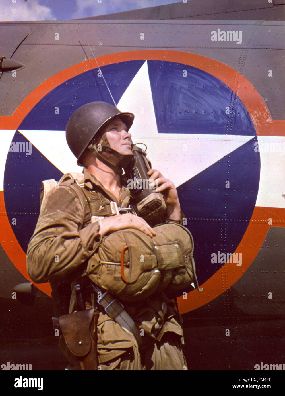1942 - Un membro della fanteria paracadute visualizzazione attrezzature di campo e un walkie-talkie Foto Stock