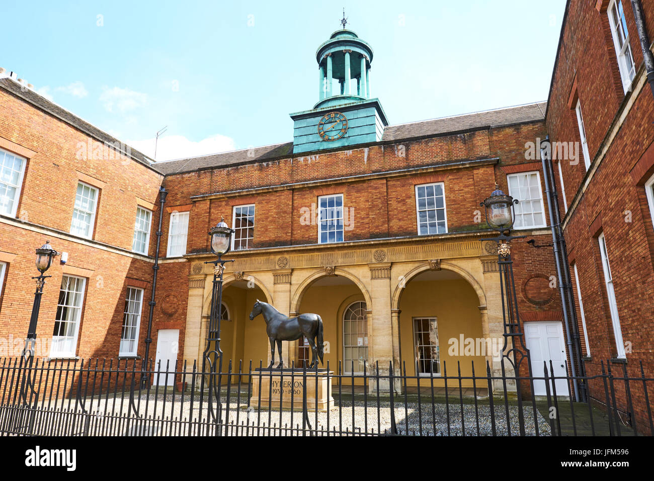 Statua di Hyperion al di fuori del Jockey Club Camere, High Street, Newmarket, Suffolk, Regno Unito Foto Stock