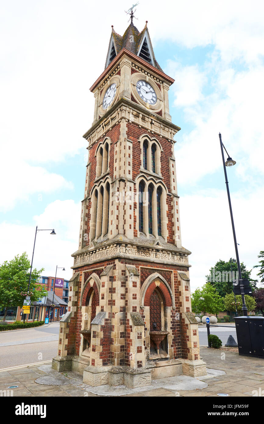 Torre dell'Orologio costruita nel 1887 per commemorare la Regina Victorias Diamond Giubileo, High Street, Newmarket, Suffolk, Regno Unito Foto Stock