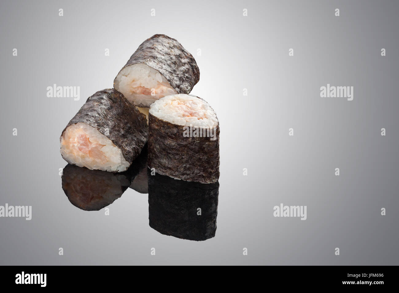 Sushi fresco rotoli isolati su sfondo nero Foto Stock