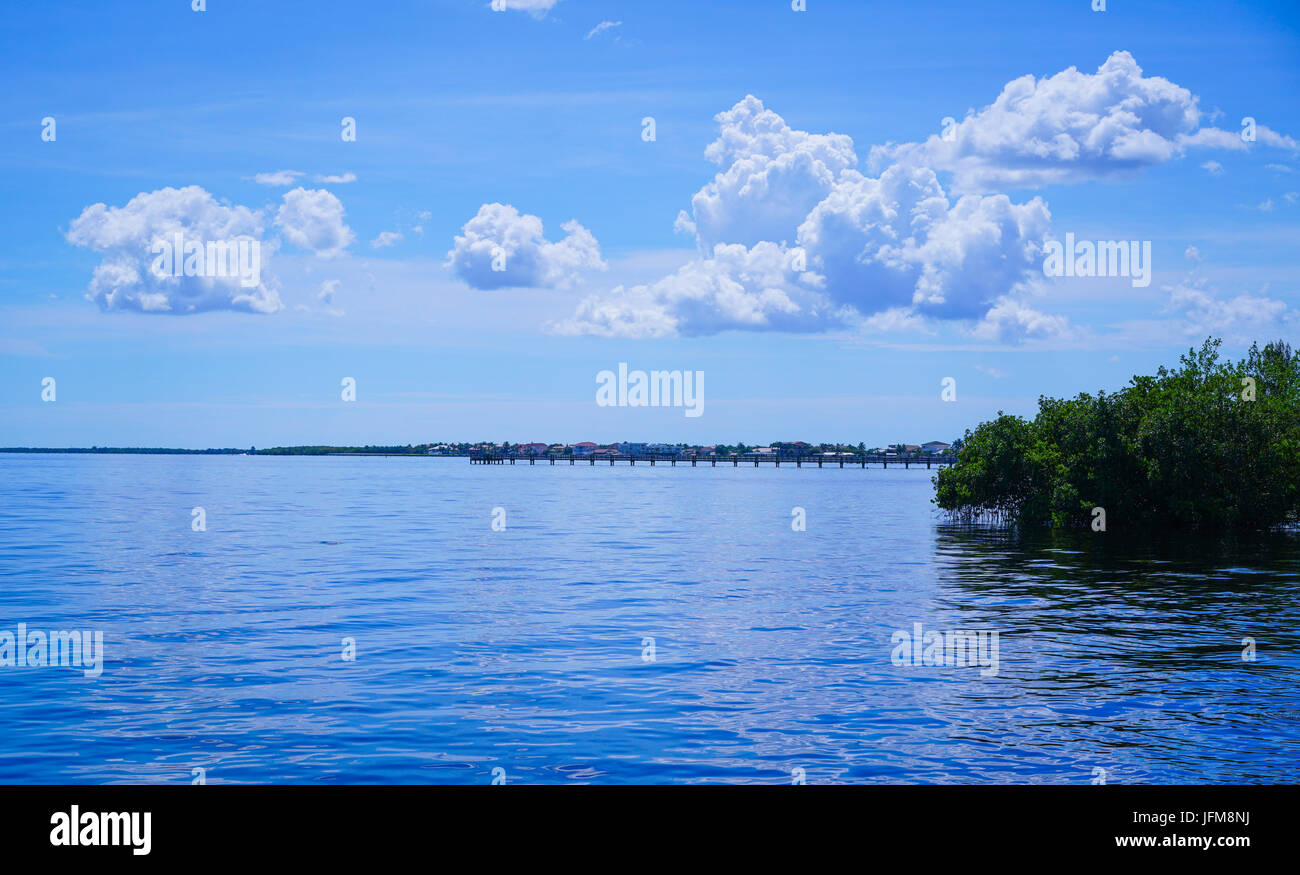 Il profondo blu del cielo riflesso di Charlotte Harbor appena ti dà una buona sensazione di tutto. Foto Stock
