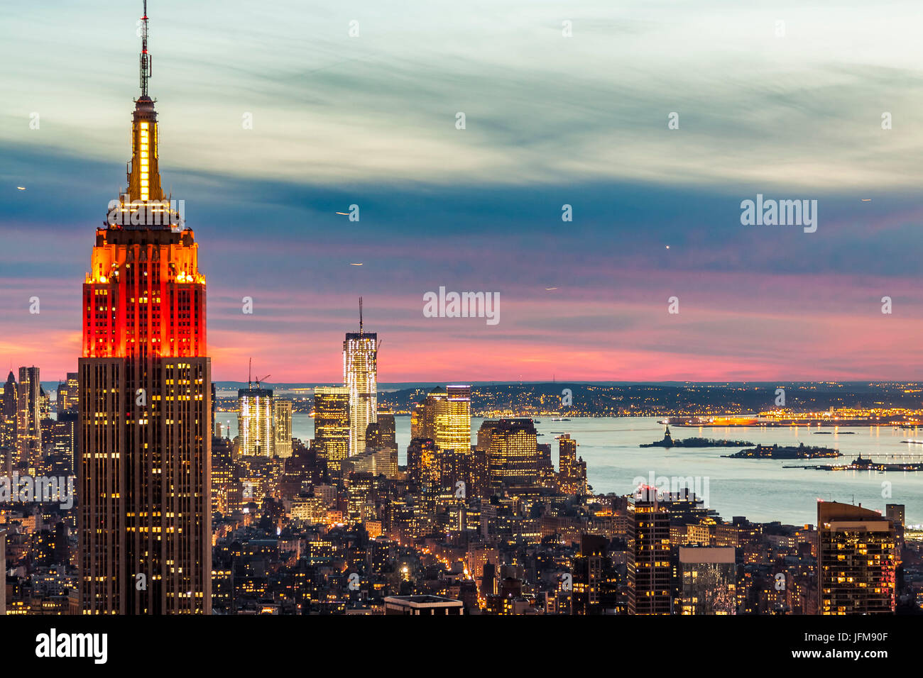Midtown skyline con Empire State Building dal Rockefeller Center, Manhattan, New York City, Stati Uniti d'America Foto Stock