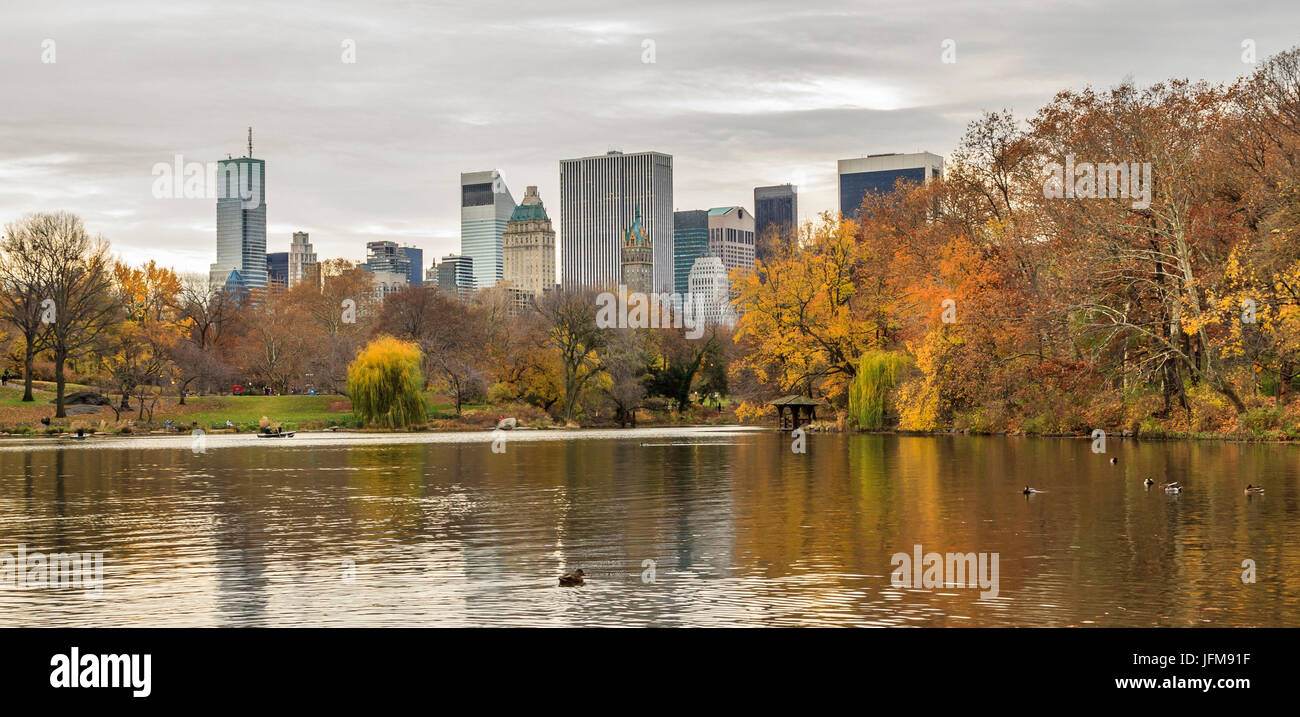 Stati Uniti d'America, New York City, Manhattan, Central Park, il lago in autunno Foto Stock