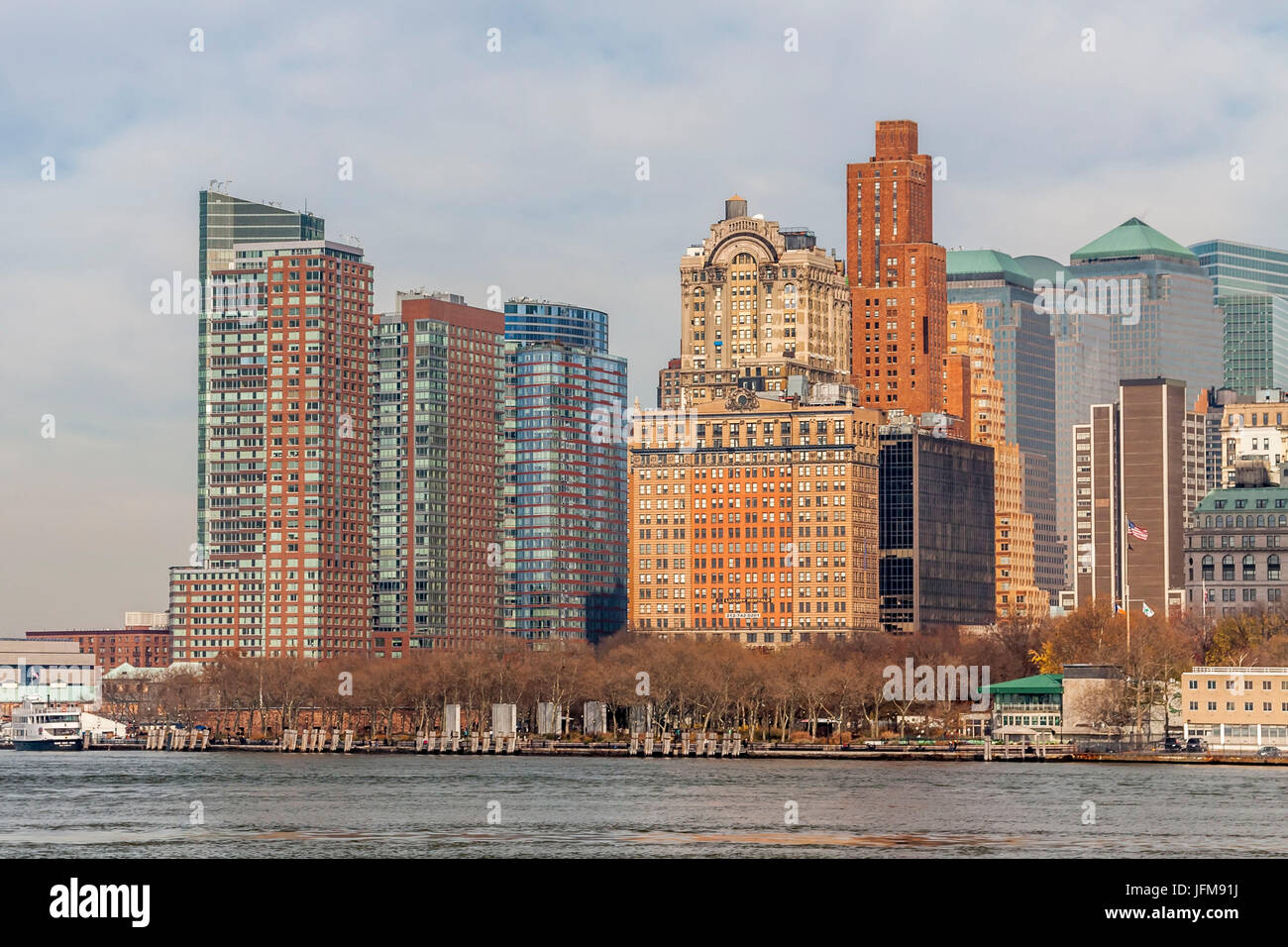 Il centro di Manhattan attraverso il fiume Hudson e il Ponte di Brooklyn, New York, Manhattan Stati Uniti d'America Foto Stock
