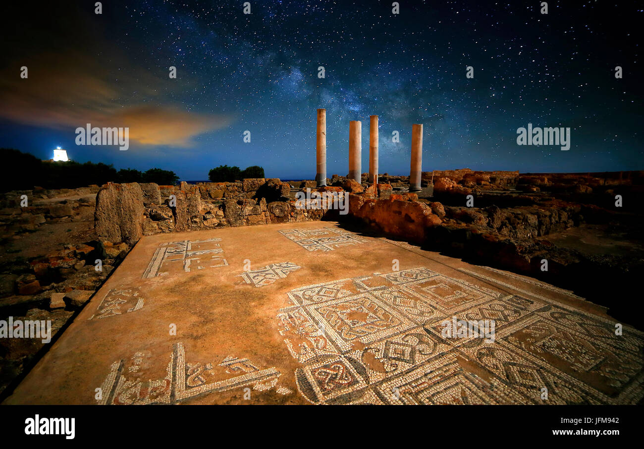 Dall'area archeologica di Nora di notte, Sardegna, Italia Foto Stock