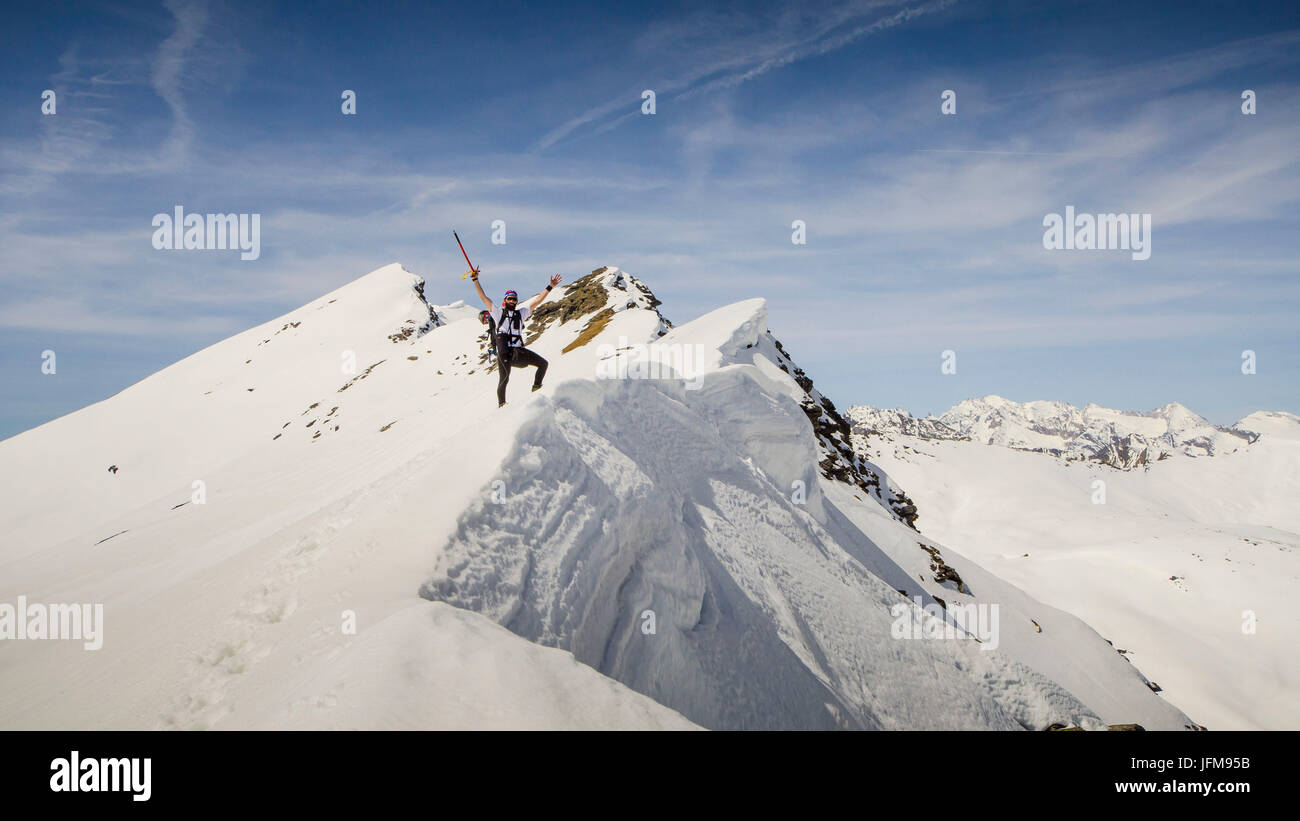 Alpinista sul vertice (Val Soana, il Parco Nazionale del Gran Paradiso, Piemonte, Italia) Foto Stock