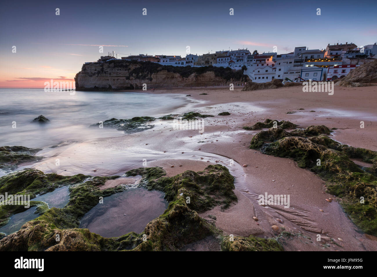 Tramonto sul borgo arroccato su un promontorio che si affaccia sulla spiaggia di Carvoeiro Algarve Lagoa distretto di Faro portogallo Europa Foto Stock