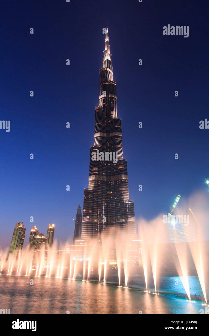 Vista notturna di Burj Kalifa, il grattacielo più alto del mondo, Emirati Arabi Uniti Foto Stock