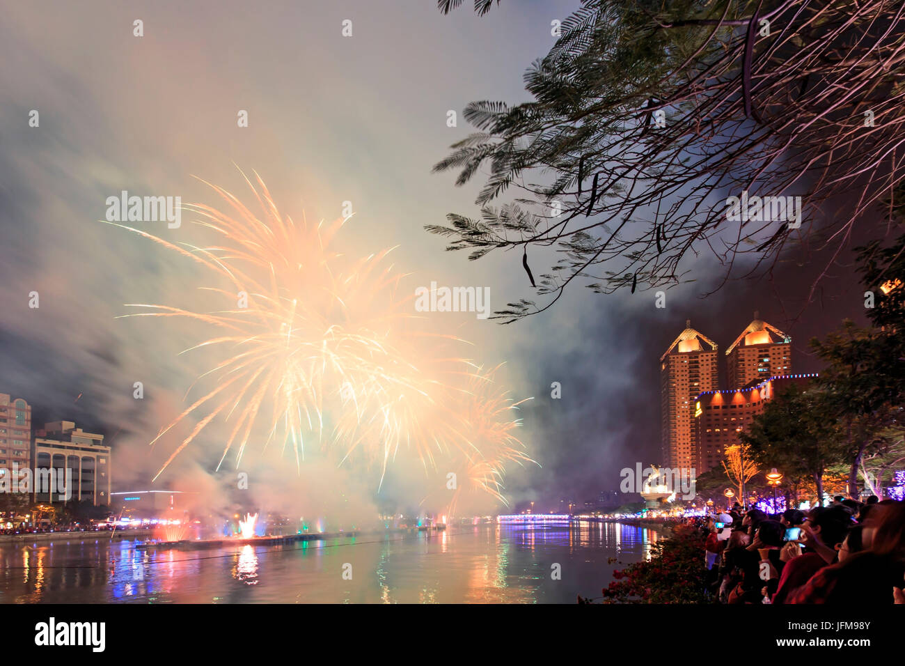 Kaohsiung, Taiwan, la gente a guardare i fuochi d'artificio per il nuovo anno cinese presso il fiume dell'amore di Kaohsiung, il nuovo anno cinese è un importante festival cinese ha celebrato presso la volta del calendario cinese, in Cina, è anche noto come il Festival di Primavera, la traduzione letterale del moderno nome cinese, Foto Stock