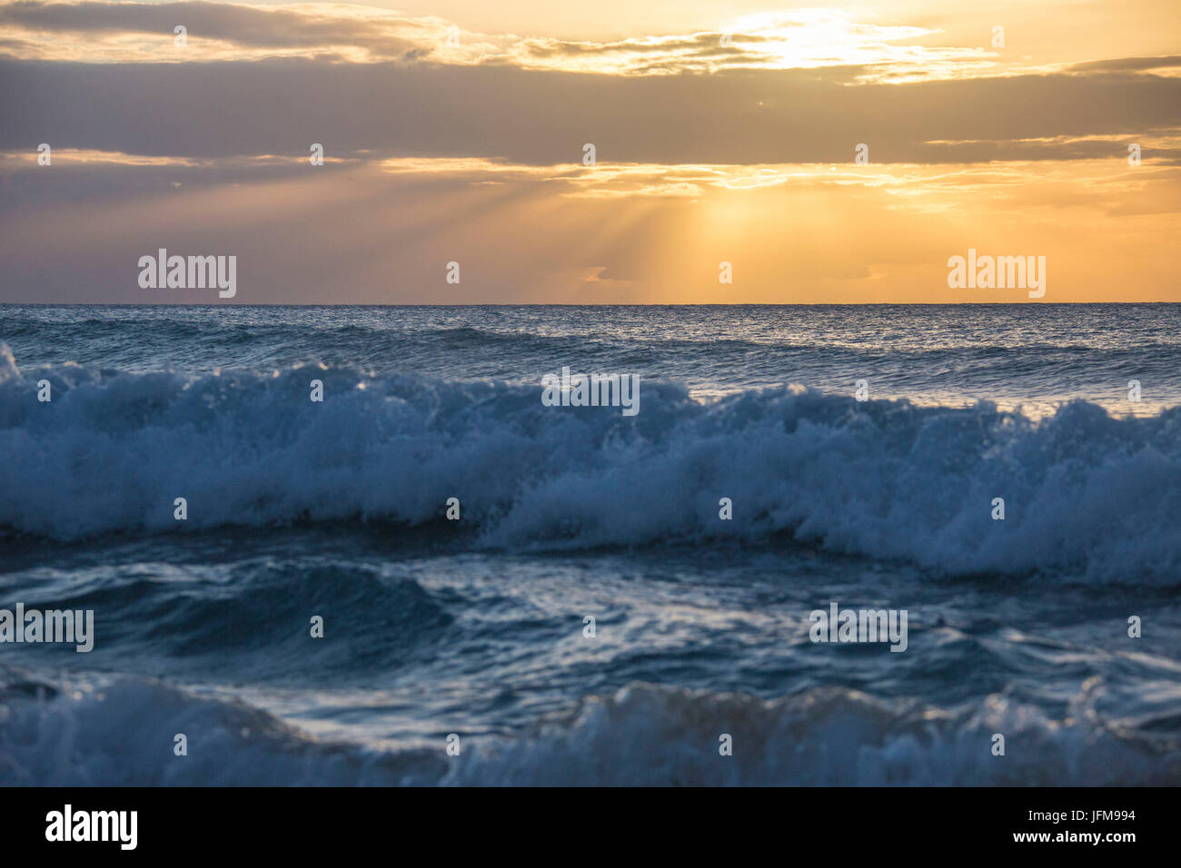L'onda si sposta verso la spiaggia nelle acque limpide del Mar dei Caraibi Antigua e Barbuda Isola sottovento West Indies Foto Stock