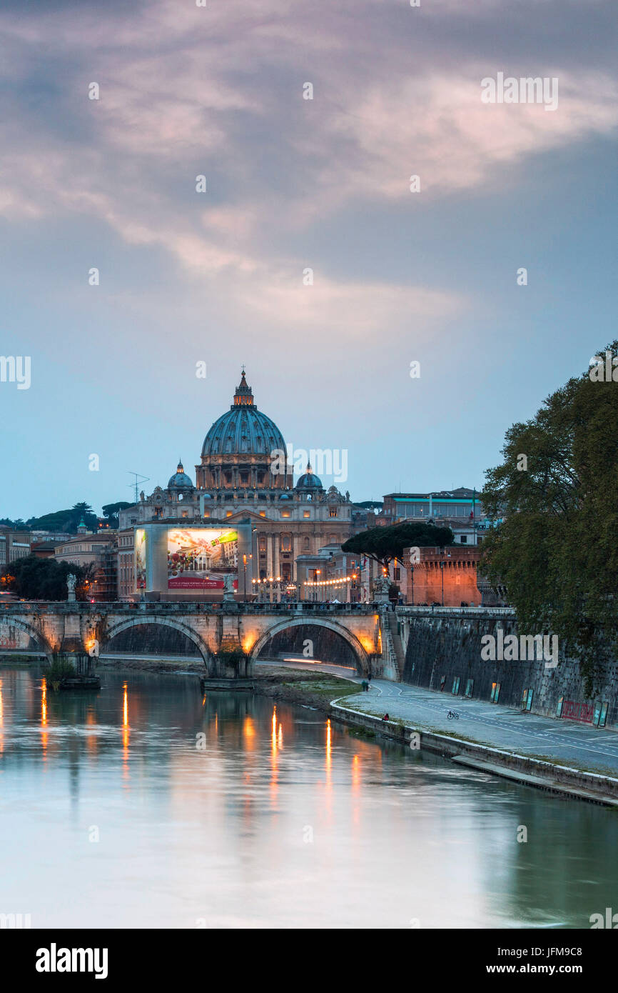 Le luci del tramonto sul fiume Tevere con Ponte Umberto I e la Basilica di San Pietro sullo sfondo Roma Lazio Italia Europa Foto Stock