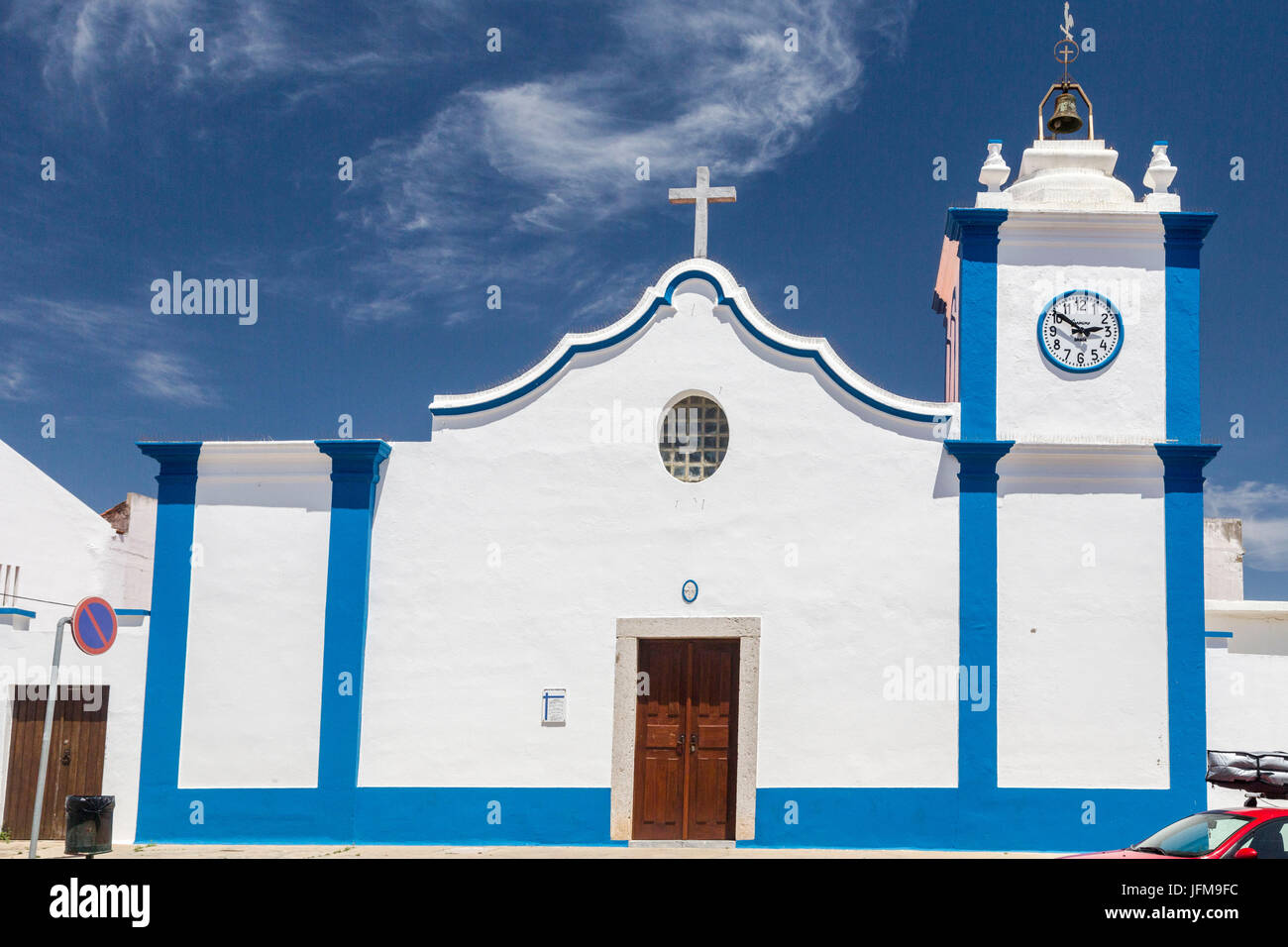 Una tipica chiesa portoghese nel villaggio di Vila nova de Milfontes Odemira Regione Alentejo Portogallo Europa Foto Stock