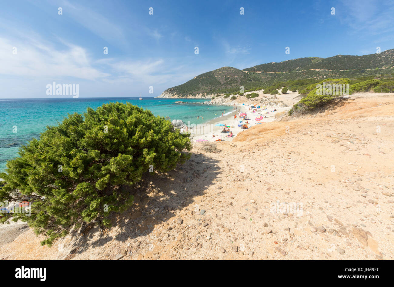 La vegetazione mediterranea frame che la spiaggia e il mare color turchese di Porto Sa Ruxi Villasimius Cagliari Sardegna Italia Europa Foto Stock