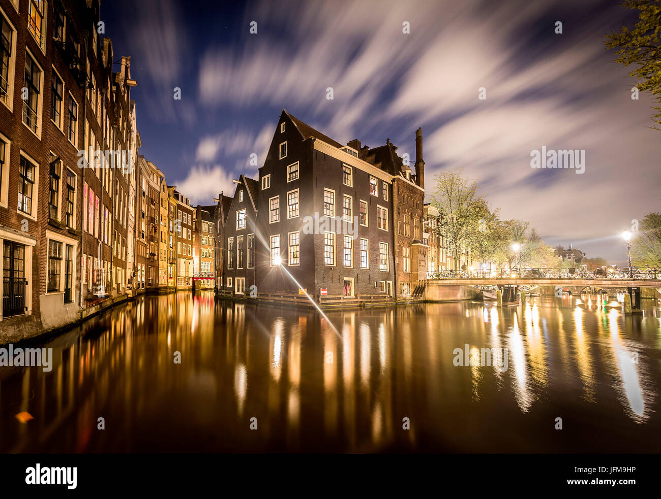 Amsterdam, case riflettendo sul canal, Paesi Bassi, Europa Foto Stock