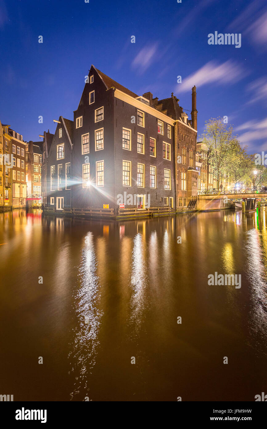 Amsterdam, case riflettendo sul canal, Paesi Bassi, Europa Foto Stock