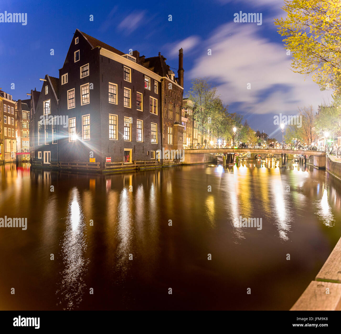 Amsterdam, case riflettendo sul canal, Paesi Bassi, Europa Foto Stock