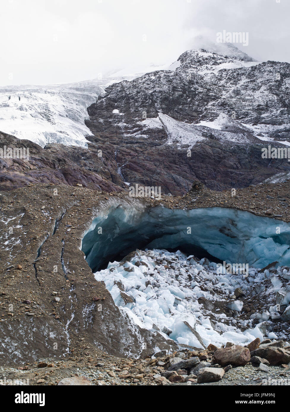 Una grande grotta di ghiaccio nella parte anteriore del ghiacciaio dei Forni,  Parco Nazionale dello Stelvio, la Valtellina, Italia Foto stock - Alamy