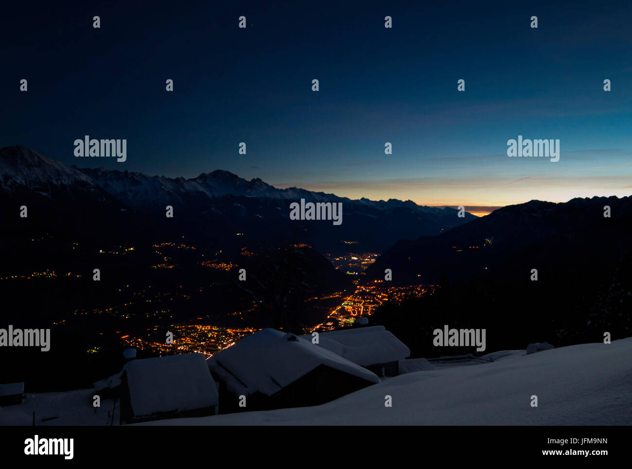 La prima luce del giorno in inverno la Val Gerola, Valtellina, Italia Foto Stock