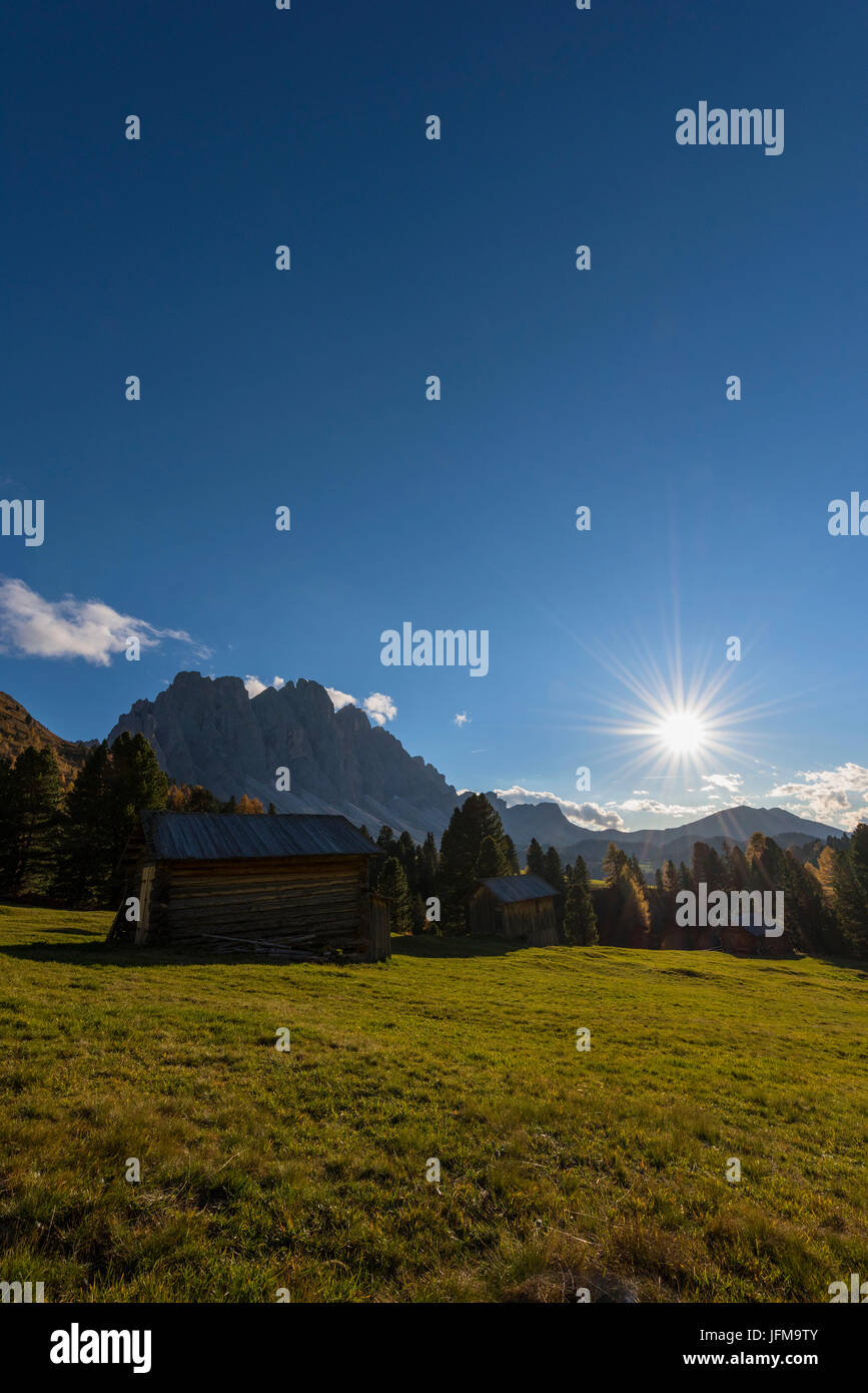 Odle, Funes, Dolomiti, Trentino Alto Adige, Italia Odle fotografato in una giornata di sole, sulla parte superiore dei piccoli rifugi di montagna Foto Stock
