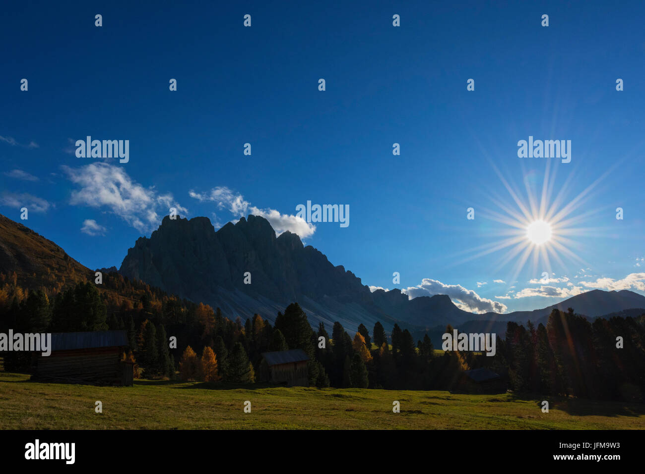 Odle, Funes, Dolomiti, Trentino Alto Adige, Italia Odle fotografato in una giornata di sole, sulla parte superiore dei piccoli rifugi di montagna Foto Stock