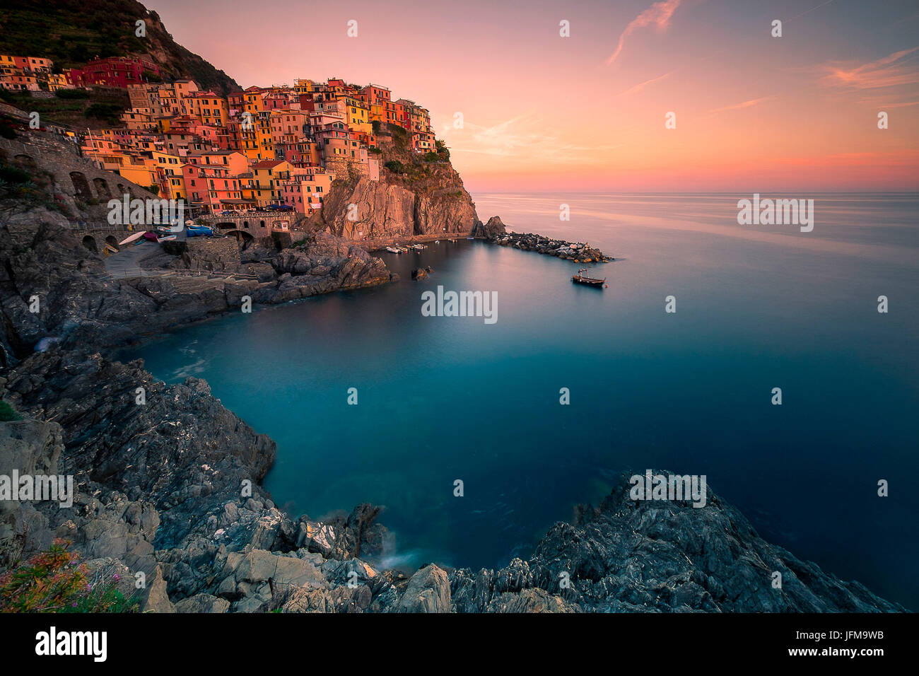 Manarola, Liguria, Italia la famosa città di Manarola, nel Parco delle 5 Terre, fotografata al tramonto Foto Stock