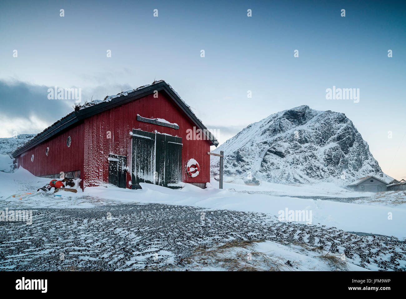Isole Lofoten in Norvegia un capannone pescatori fotografato su una spiaggia norvegese di Gennaio 2015 Foto Stock